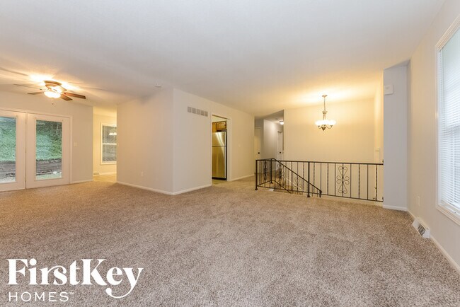 Building Photo - 5905 NW Whispering Oaks Ln