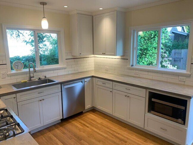 Building Photo - Impecable Remodel of Historic Eastmoreland Gem