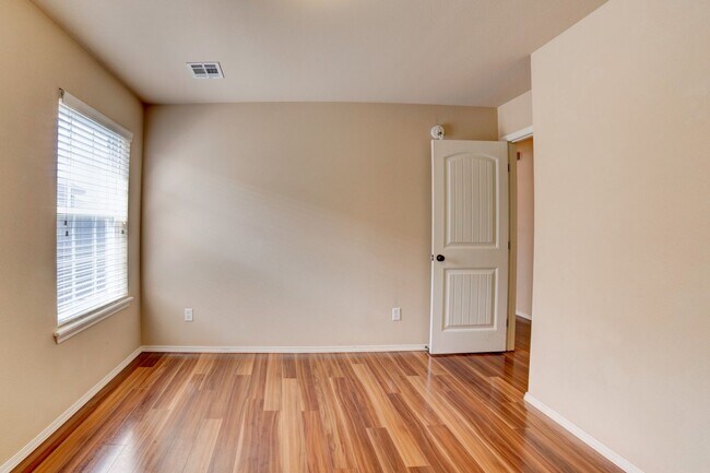 Foto del edificio - Tulsa Beauty Available Beginning of Januar...