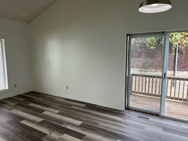 Foto del edificio - REMODELED 2 BEDROOM TOWNHOME