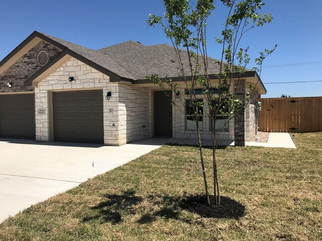 Foto del edificio - 2 bed/2 bath duplex text 201-231-7228 for info