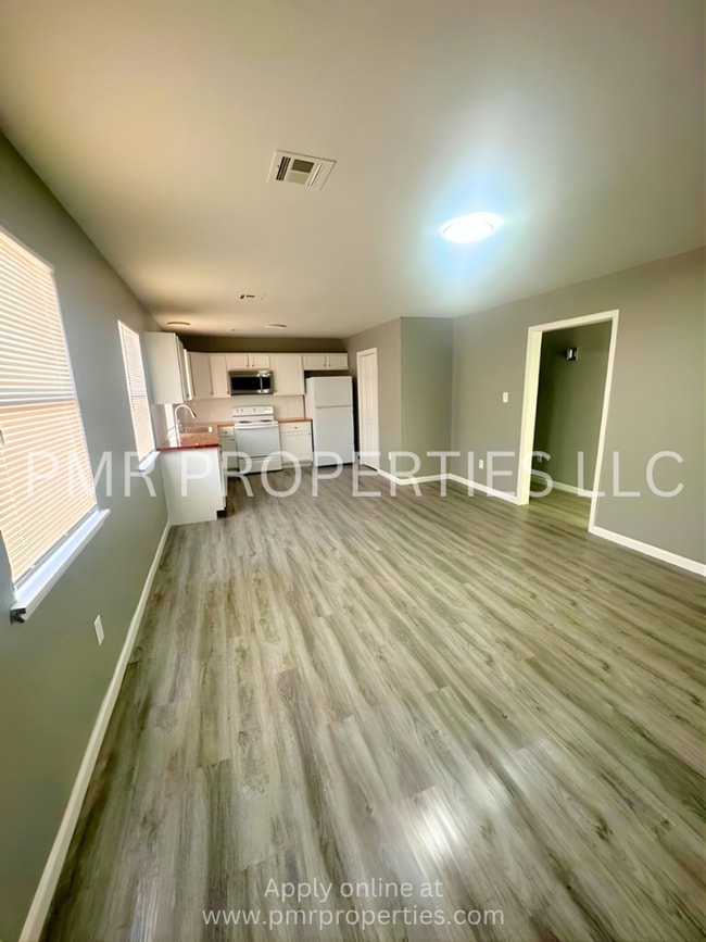 Building Photo - 3 Bedrooms / 2 Bathrooms House