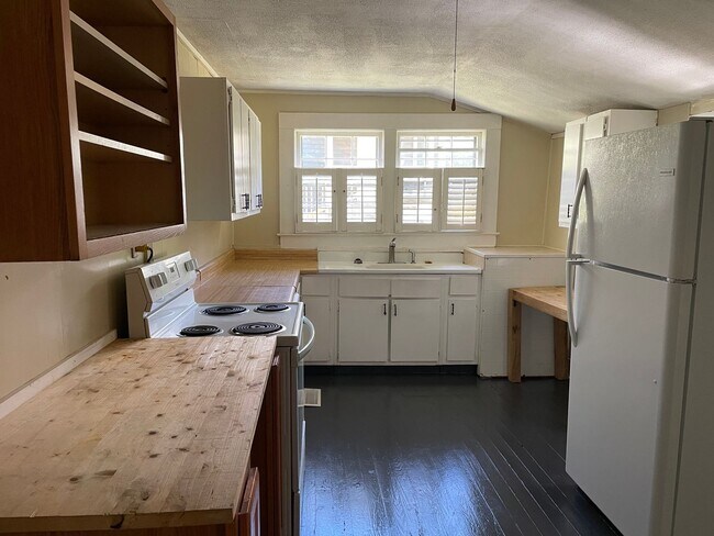Building Photo - Adorable Historic Mill Cottage Available Now!