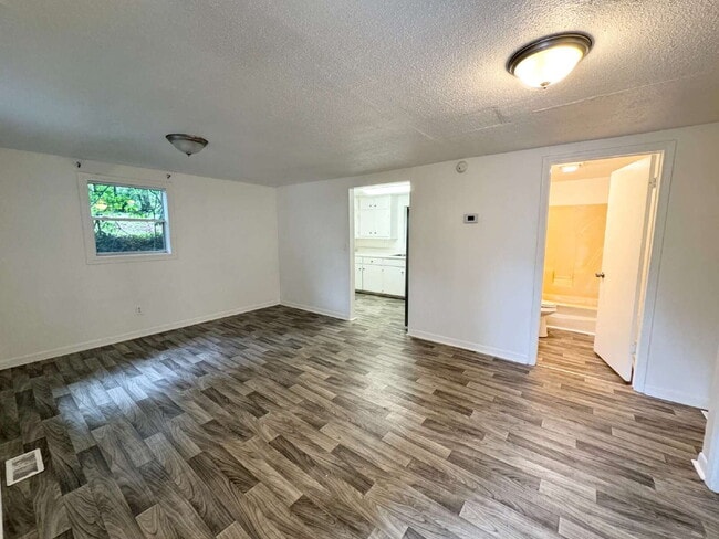 Foto del edificio - Two-Bedroom Rental in North Hall – Updated...