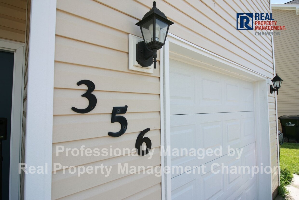 Primary Photo - Beautiful Townhome with Open Floorplan and...