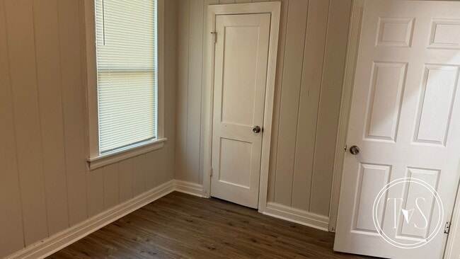 Building Photo - RATE DROP ALERT (was $1900/month)!