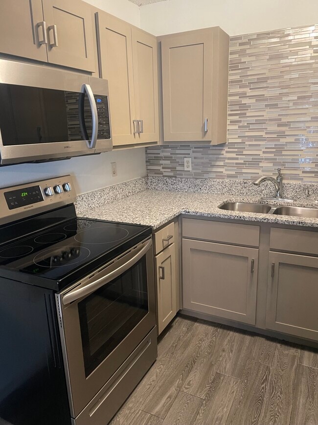 Building Photo - 502 SE Lee Haven Dr