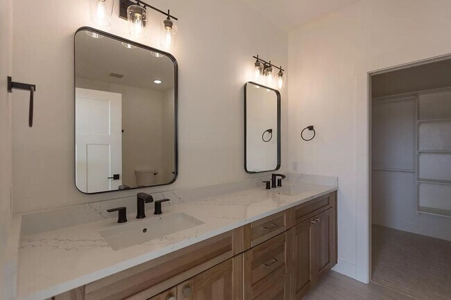 Foto del edificio - Newer Duplex in Quite Neighborhood