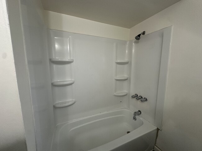 Foto del edificio - 116 Hughes Ave