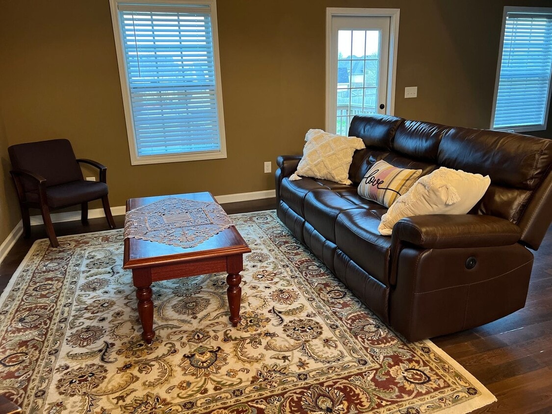 Foto principal - Charming 4BR House in Clarksville