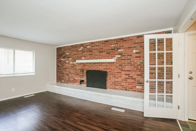 Foto del edificio - 5910 Rahke Rd