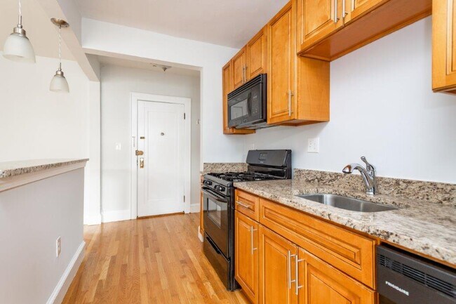 Building Photo - 142 Highland Ave