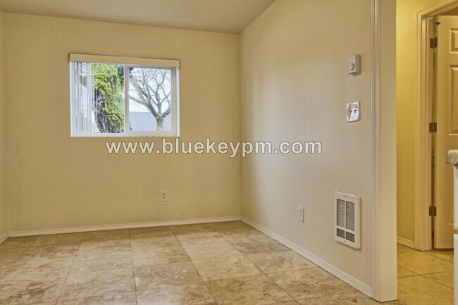 Foto del edificio - 3 Bed 1.5 Bath  Unit on Grand Blvd in Vanc...