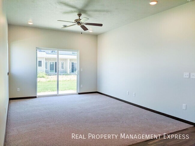 Foto del edificio - 2 Bedroom 2 Bathroom Townhome w/ Attached Garage