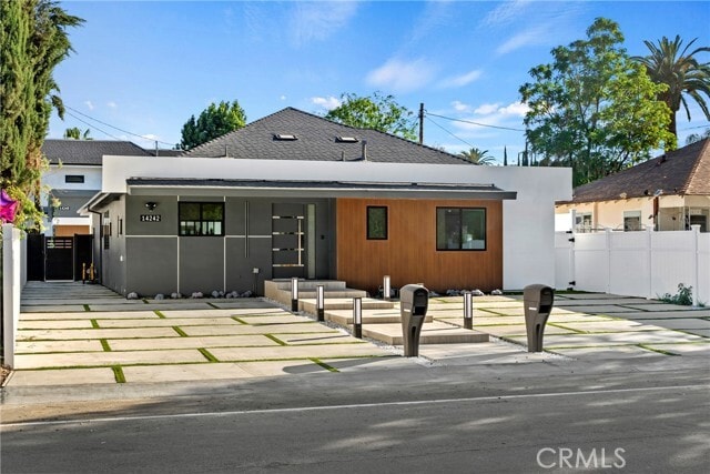 Building Photo - 14242 Hortense St
