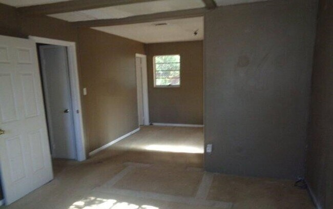 Building Photo - 110 Briarwood Dr