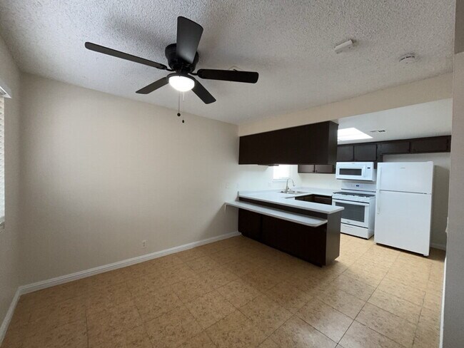 Building Photo - 2-Bed 1-bath in Prime Las Vegas Location – 950 Sq. Ft. of Comfort!