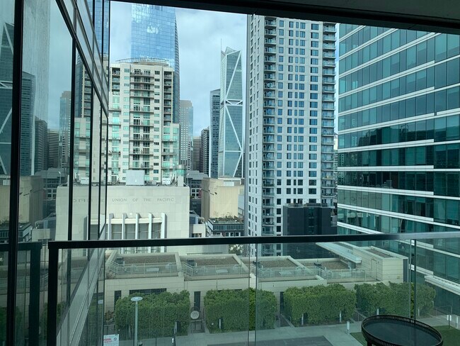La unidad tiene balcón con vista - 425 1st St