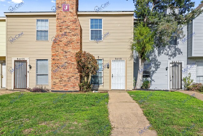 Building Photo - Beautiful 1/1.5 Town Home In Dallas!