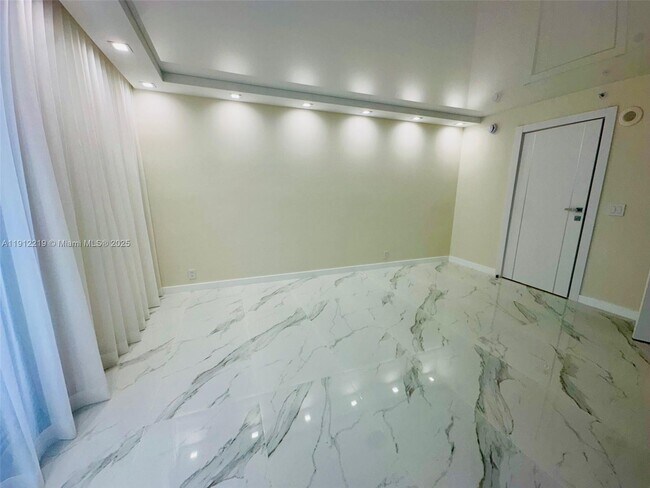 Foto del edificio - 3500 Mystic Pointe Dr