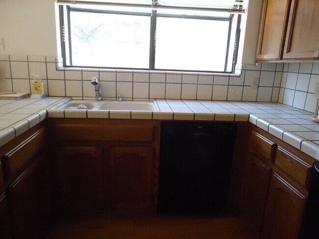 Building Photo - Beautiful Tri-Level 3Bed, 2.5Bath Located ...