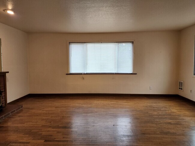 Foto del edificio - 6117 Community Pl SW