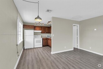 Building Photo - 588 Holly Dr