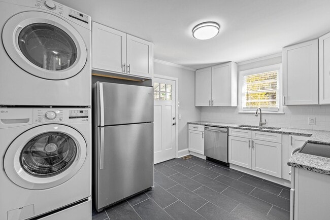 Foto del edificio - Available Early August! - Charming 2-Bedro...
