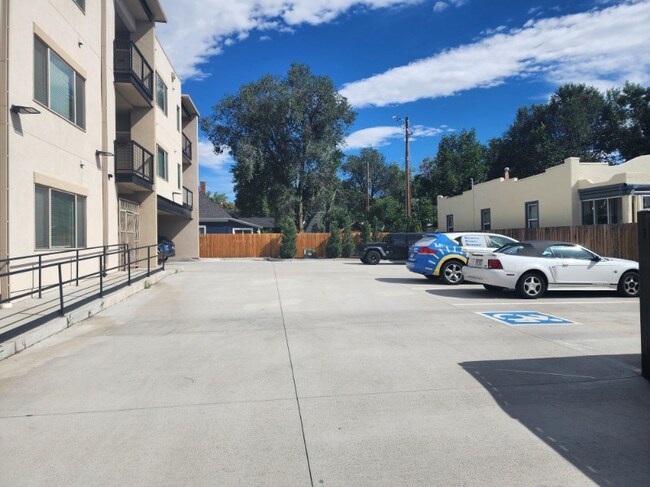 Foto del edificio - 430 W Pikes Peak Ave