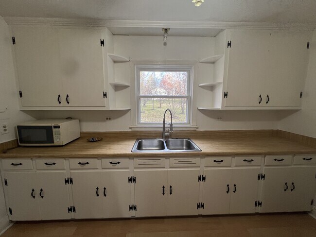 Building Photo - 215 Richmond Ave