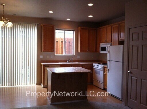 Building Photo - Great Townhouse for Rent in Gresham