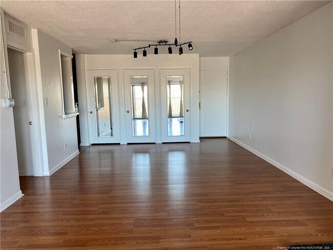 Building Photo - 1100 Clarendon St