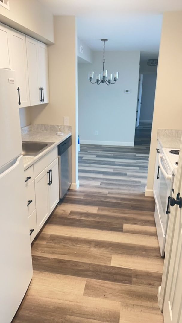 Foto del edificio - Fun and Stylish Living at Madison Manor! Top-Floor Condo with Vaulted Ceilings and Skylights