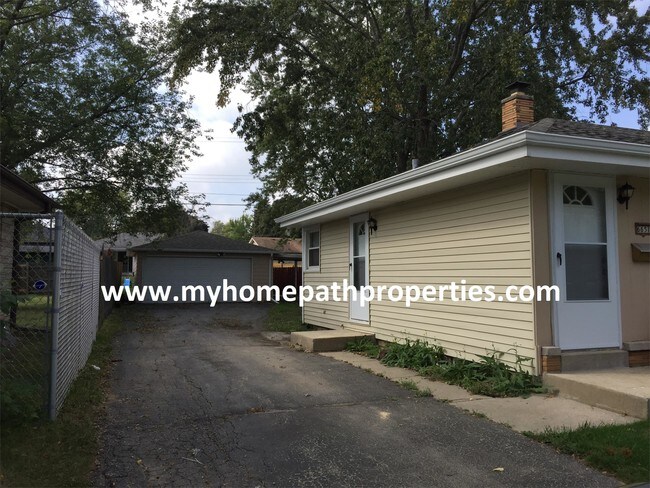 Building Photo - 6651 N 85th St