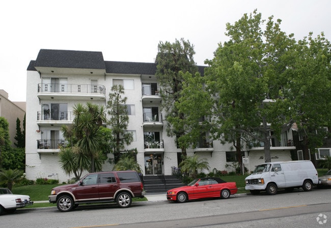 Building Photo - The Versailes
