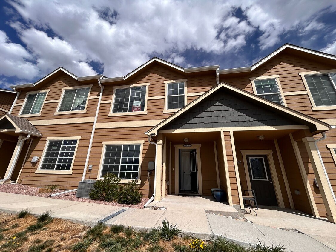 Primary Photo - 3 Bed 3 bath Town Home in 80910!