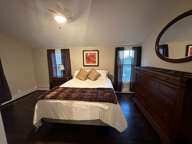Building Photo - ***Price Reduction - SINGLE FAMILY Home Fo...
