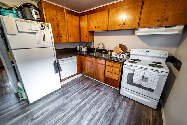 10'x10' kitchen with Luxury Vinyl Plank floors - 729 Pecks Dr