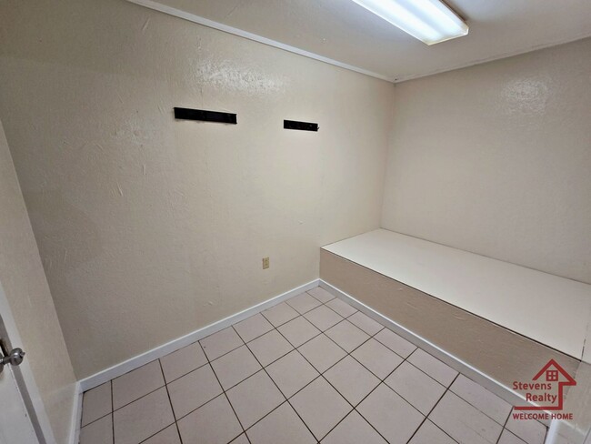 Building Photo - 620 Allie Ln