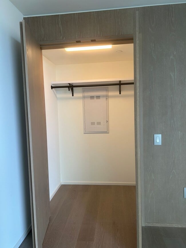 Foto del edificio - Luxury Unfurnished Studio with 1 Parking