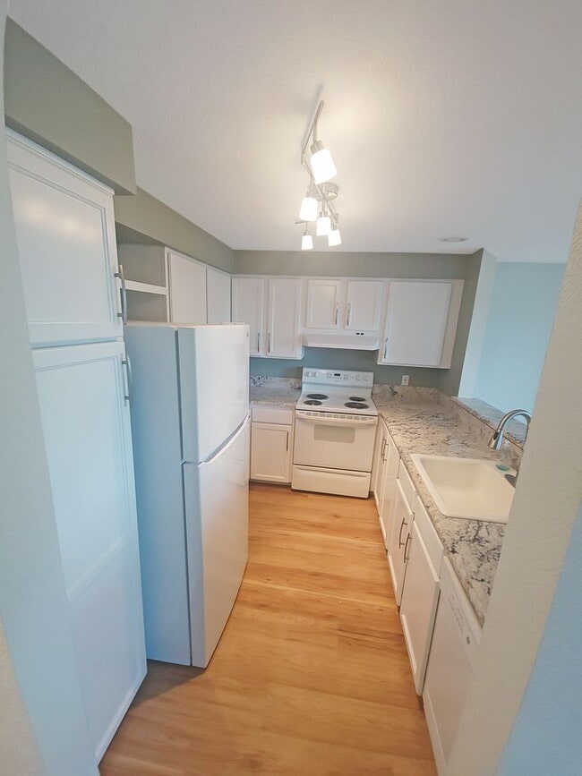 Building Photo - View of Renton Valley 2b/1.5ba Condo