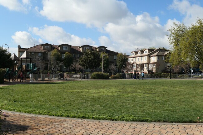 Building Photo - 1265 Avenida Las Brisas