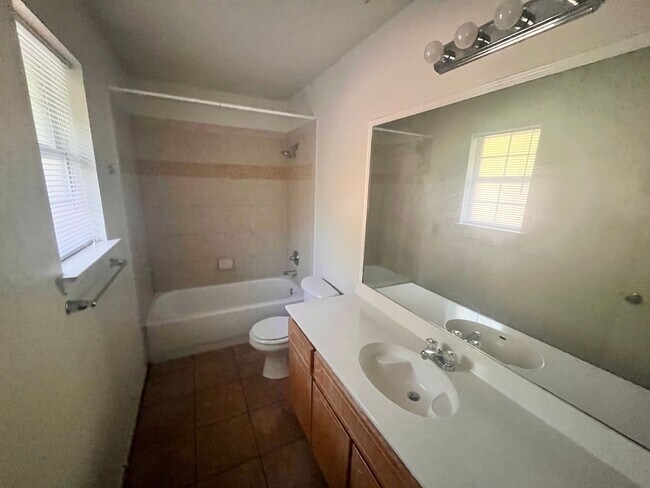 Foto del edificio - NEW IN MANAGEMENT- AVAILABLE NOW! ACCEPTING SECTION 8