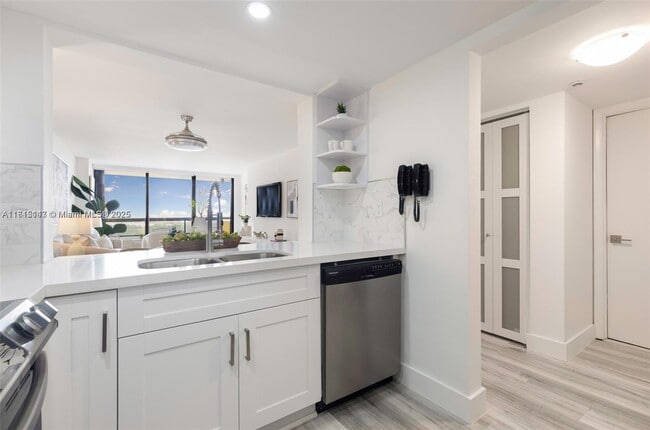 Building Photo - 2555 Collins Ave