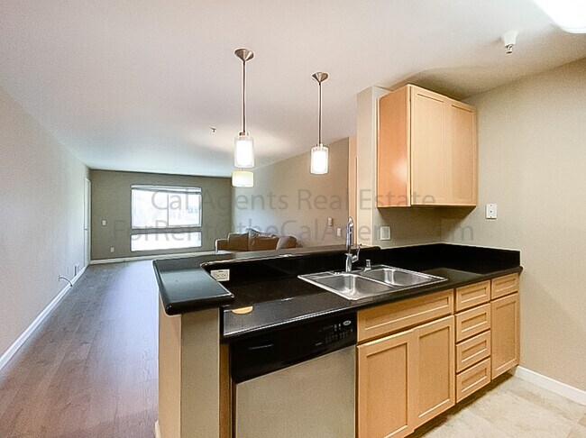 Foto del edificio - 6400 Christie Ave