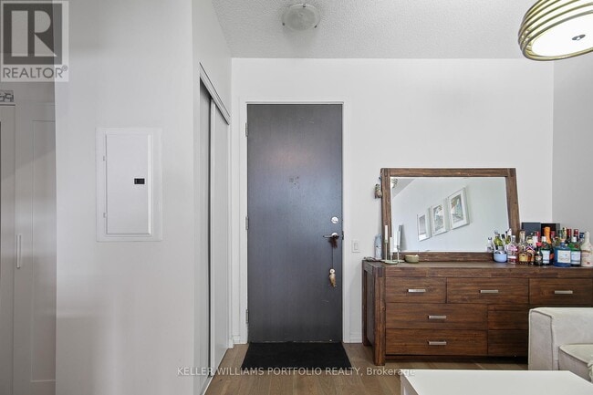 Building Photo - 105 The Queensway