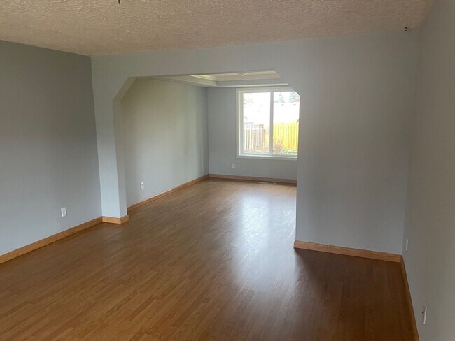 Building Photo - Beautiful 4 Bedroom 2-1/2 Bath Home in Wes...