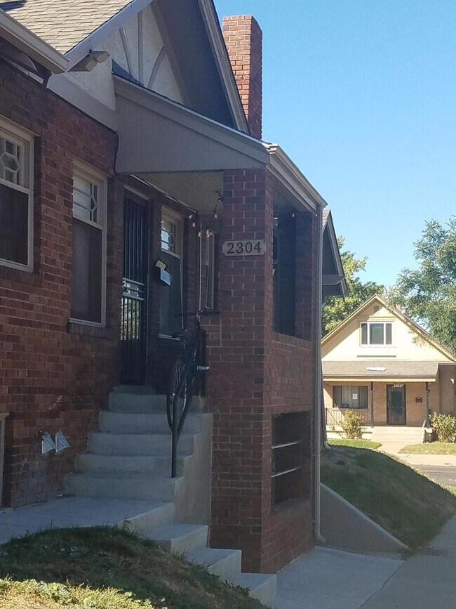 Front entrance to bottom unit, 2302 - 3158 York St