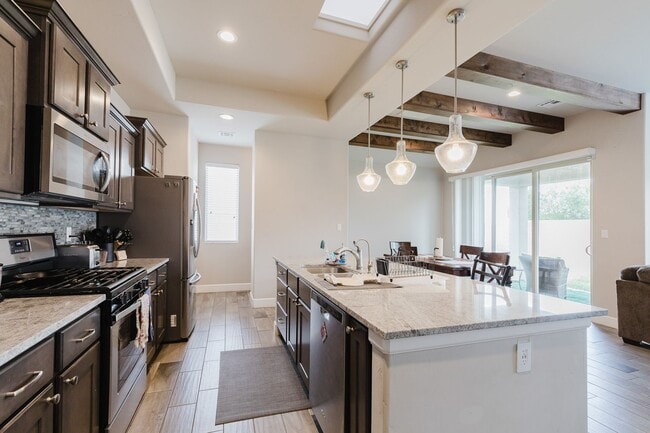 Foto del edificio - Spacious 3 Bedroom 2 Bath Home with 3-Car ...