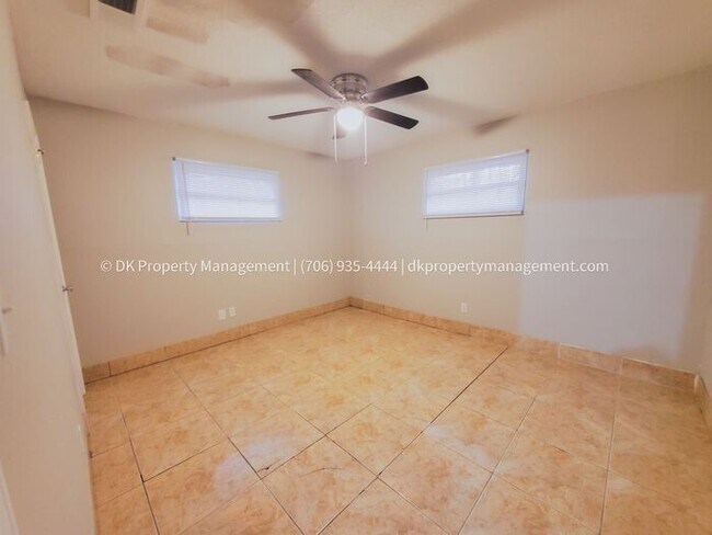 Building Photo - Cozy 2 bedroom apartment in Historic Rossv...
